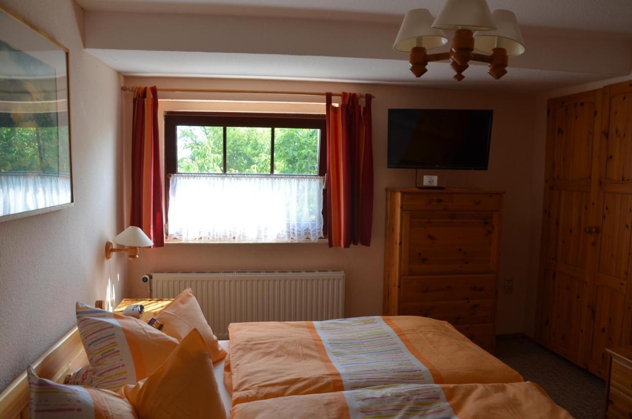 Hotel Garni & Oma'S Heuhotel 'Pension Zur Galerie' Barby Exteriör bild
