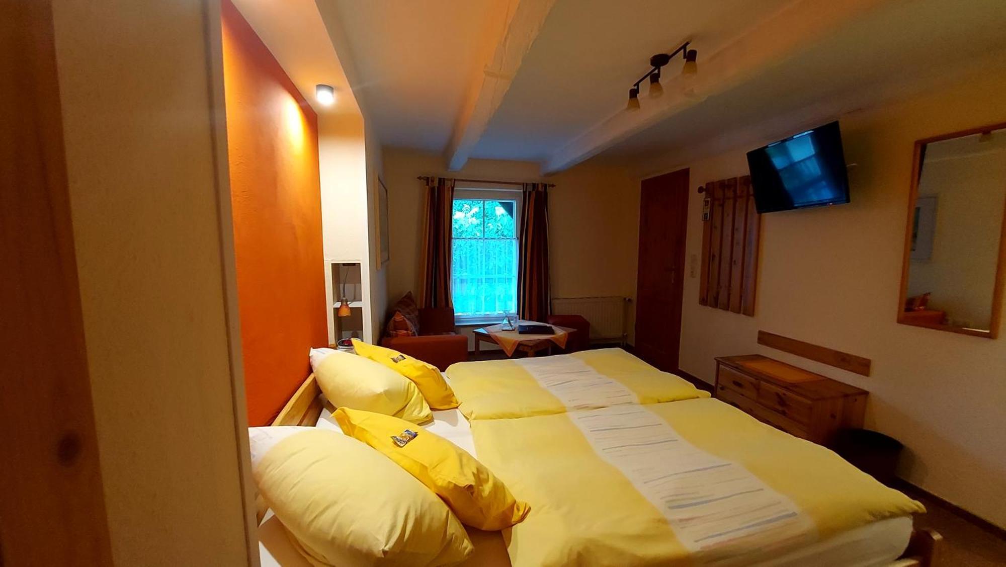 Hotel Garni & Oma'S Heuhotel 'Pension Zur Galerie' Barby Exteriör bild