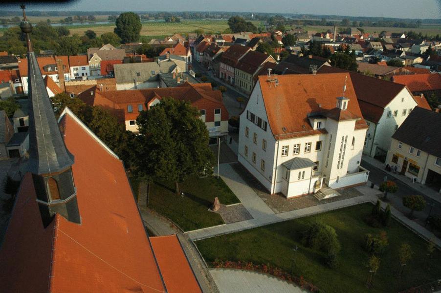 Hotel Garni & Oma'S Heuhotel 'Pension Zur Galerie' Barby Exteriör bild