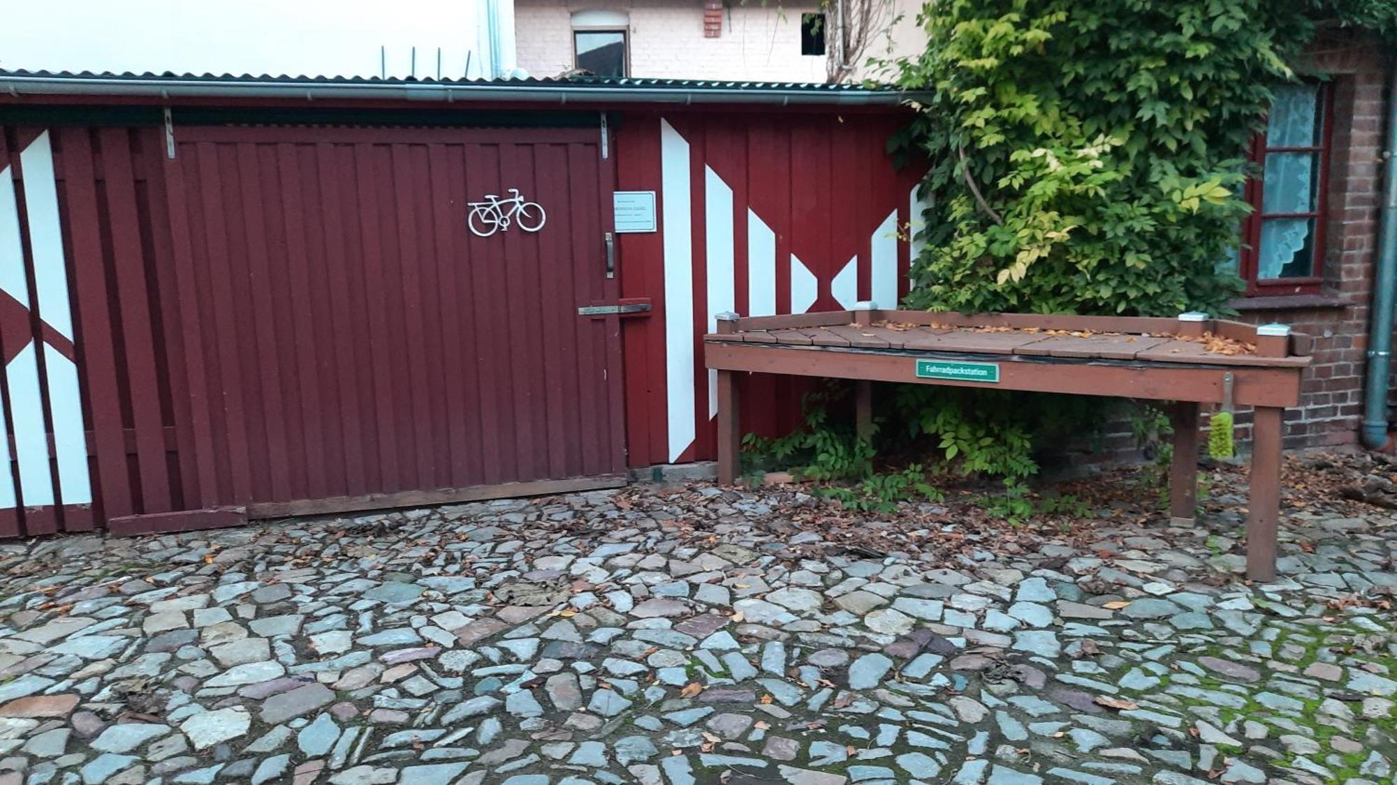 Hotel Garni & Oma'S Heuhotel 'Pension Zur Galerie' Barby Exteriör bild