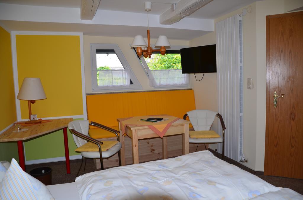 Hotel Garni & Oma'S Heuhotel 'Pension Zur Galerie' Barby Exteriör bild