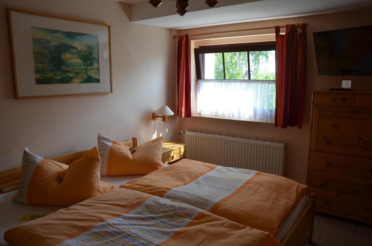 Hotel Garni & Oma'S Heuhotel 'Pension Zur Galerie' Barby Exteriör bild